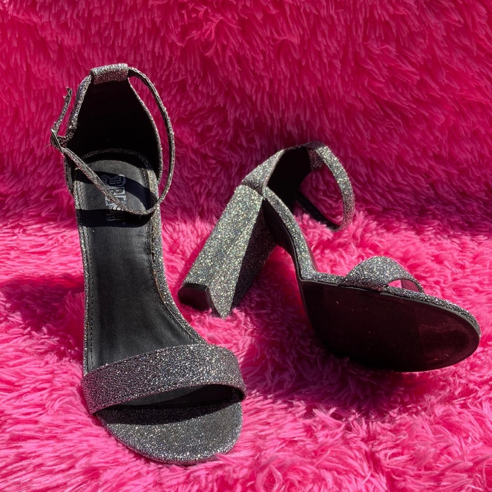 Silver sparkle fabric chunk heel open toe ankle strap buckle close heels sz 9.5